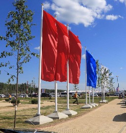 Флагштоки высотой 6 метров. Материал - стекловолкно. Открытый механизм подъема. Установка на бетонный стационарный блок.